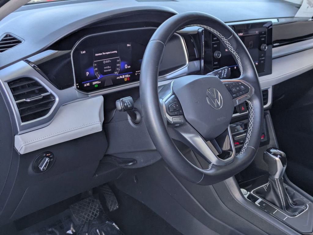 Used 2025 Volkswagen Taos SE FWD image 14