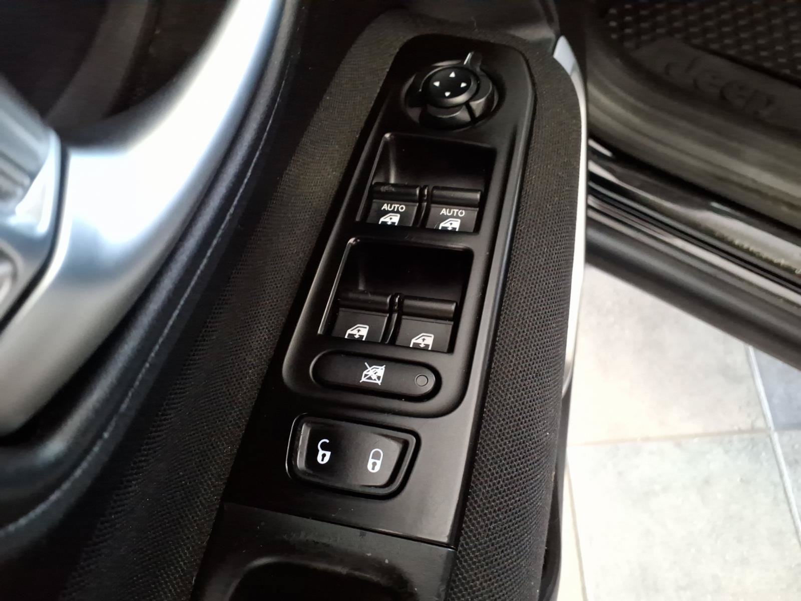 Used 2020 Jeep Renegade Latitude w/ Cold Weather Group AWD/4WD image 17