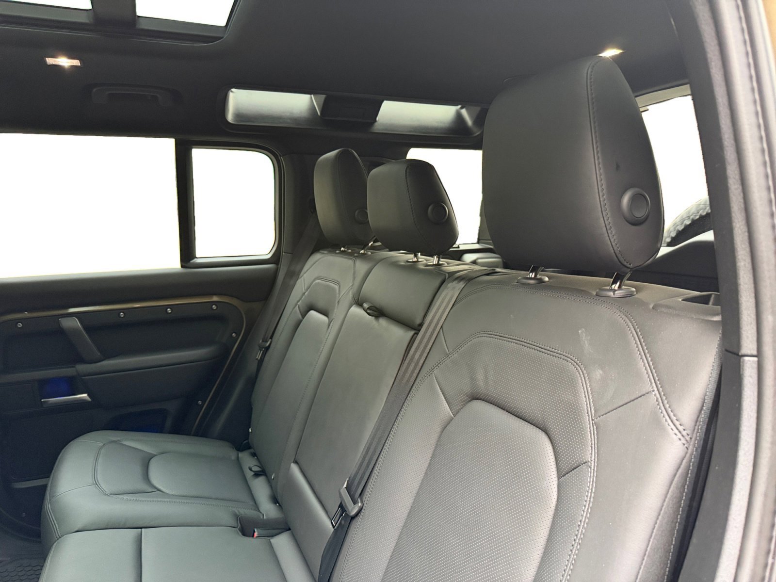 Used 2025 Land Rover Defender 110 X-Dynamic SE image 16