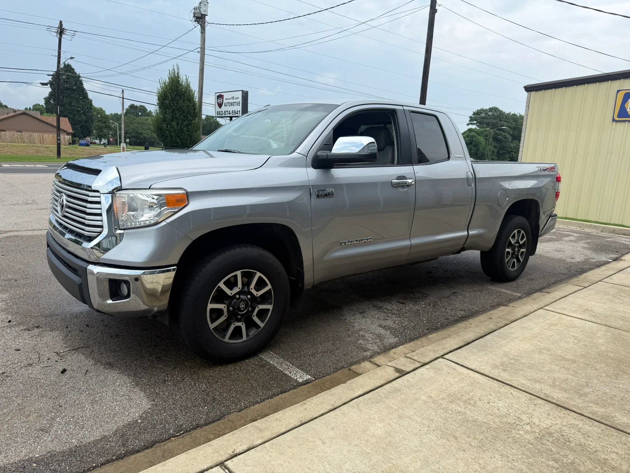 Used 2017 Toyota Tundra Limited w/ Limited Premium Package AWD/4WD image 4