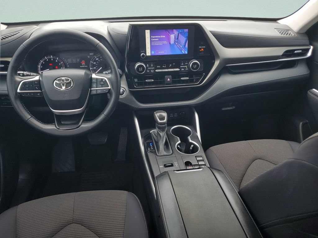 Used 2023 Toyota Highlander LE FWD image 11