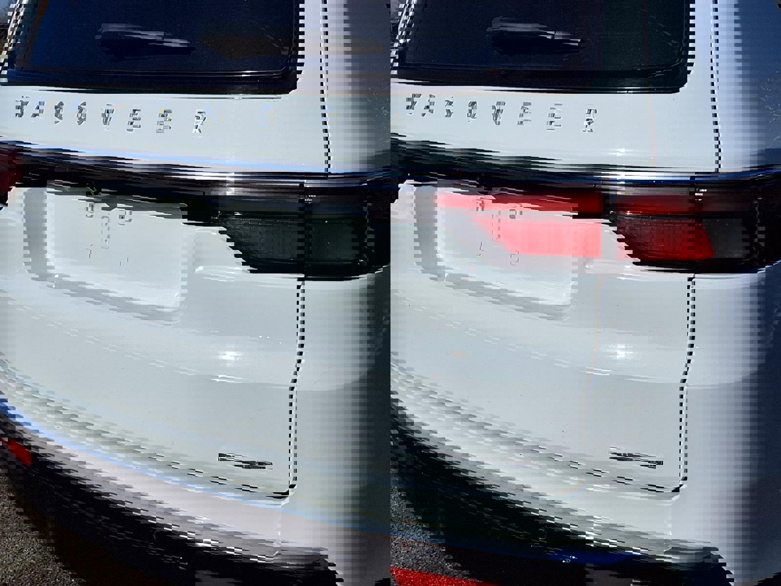 Certified 2024 Jeep Wagoneer L Series III w/ Flexible Seating Group image 26