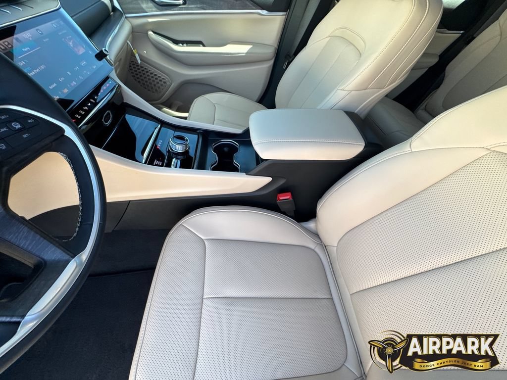 New 2026 Jeep Grand Cherokee Limited w/ Luxury Tech Group II AWD/4WD image 19