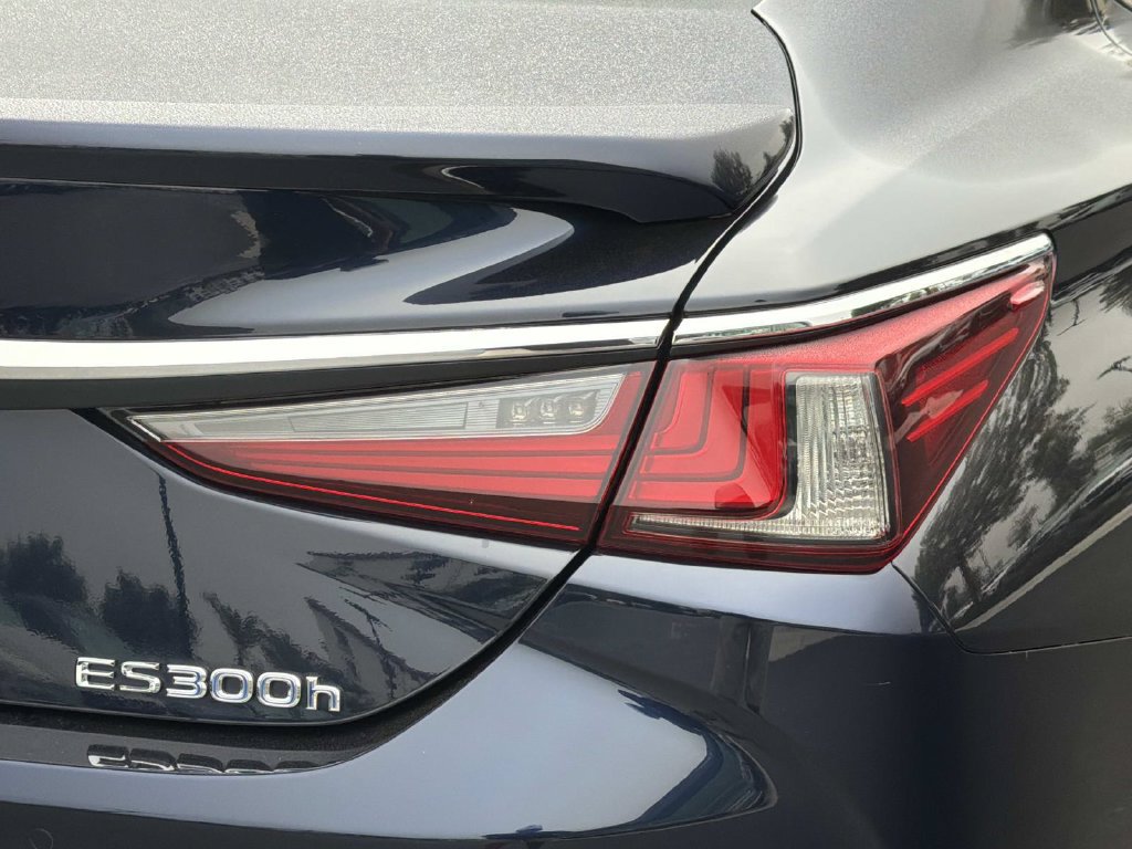 Used 2021 Lexus ES 300h w/ Accessory Package FWD image 28