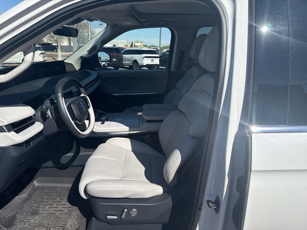Certified 2025 Lincoln Navigator Reserve AWD/4WD image 2