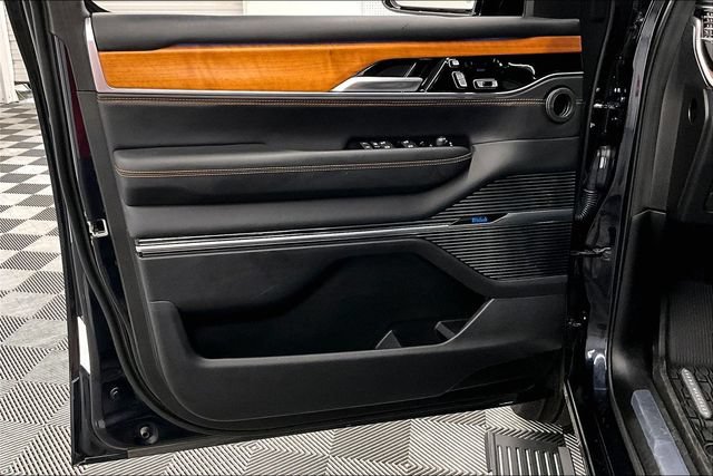 Used 2025 Jeep Grand Wagoneer L Series III w/ Rear-Seat Entertainment Group AWD/4WD image 20