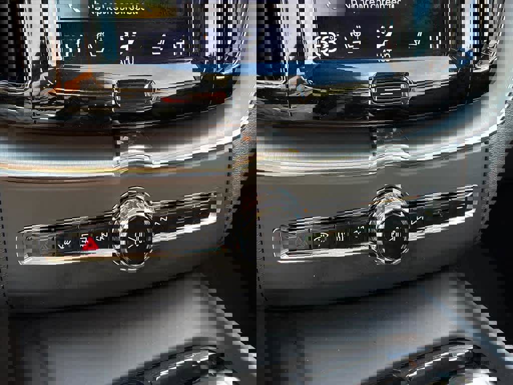 Used 2018 Volvo XC60 T6 Momentum w/ Convenience Package image 15