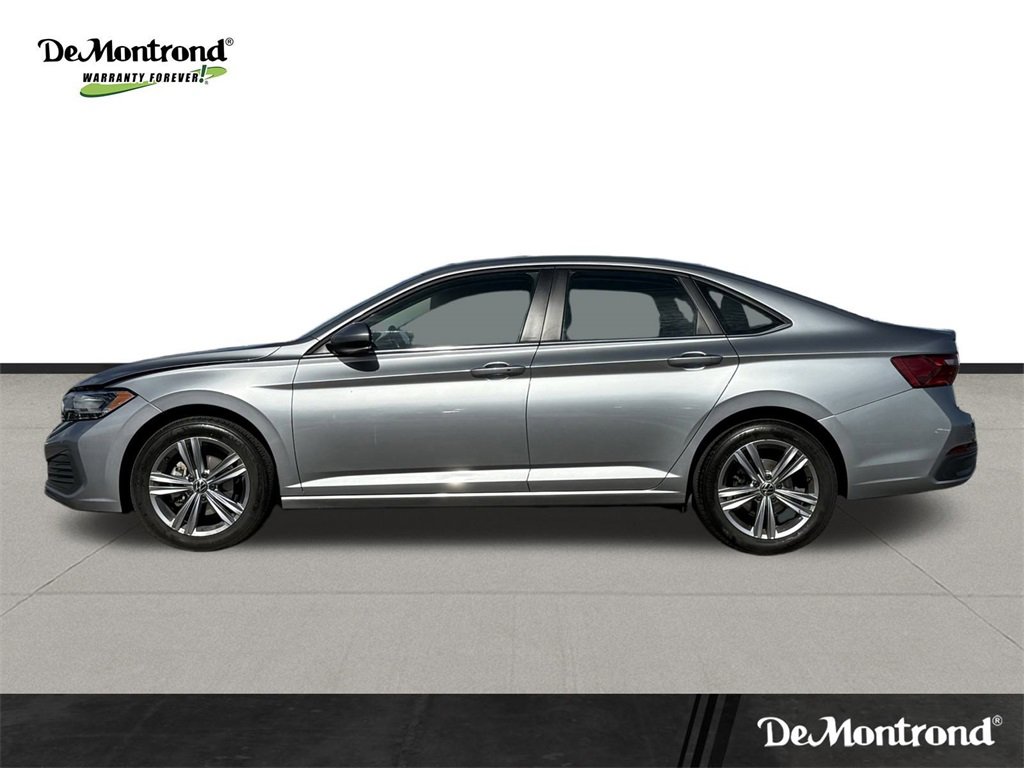 Used 2024 Volkswagen Jetta SE image 8