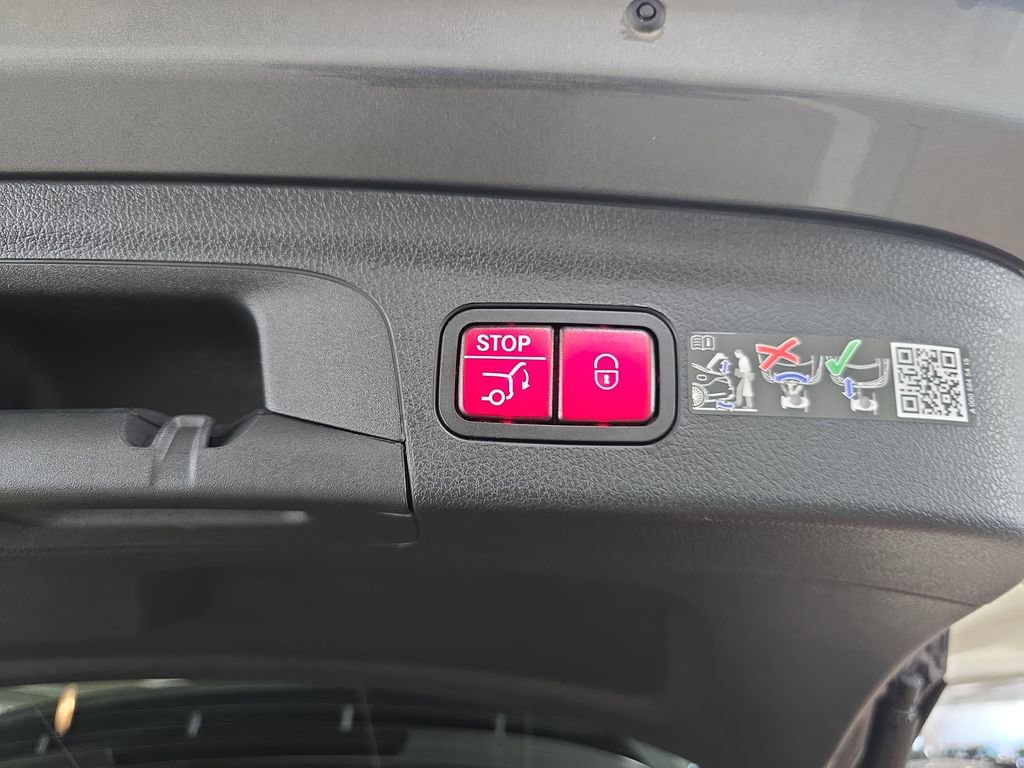 Used 2025 Mercedes-Benz GLE 450e 4MATIC image 31