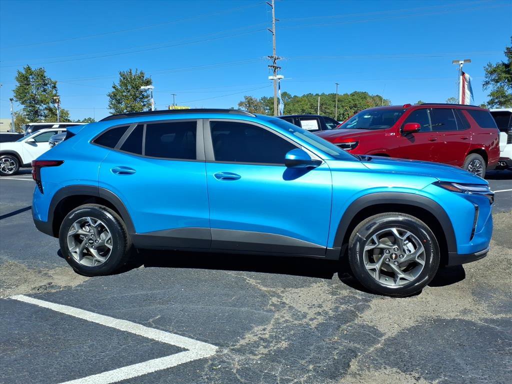 New 2026 Chevrolet Trax LT w/ LT Convenience Package FWD image 2