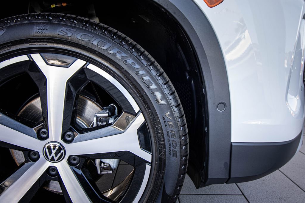 Certified 2025 Volkswagen Tiguan SE image 5