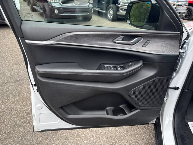 Used 2023 Jeep Grand Cherokee Limited AWD/4WD image 7