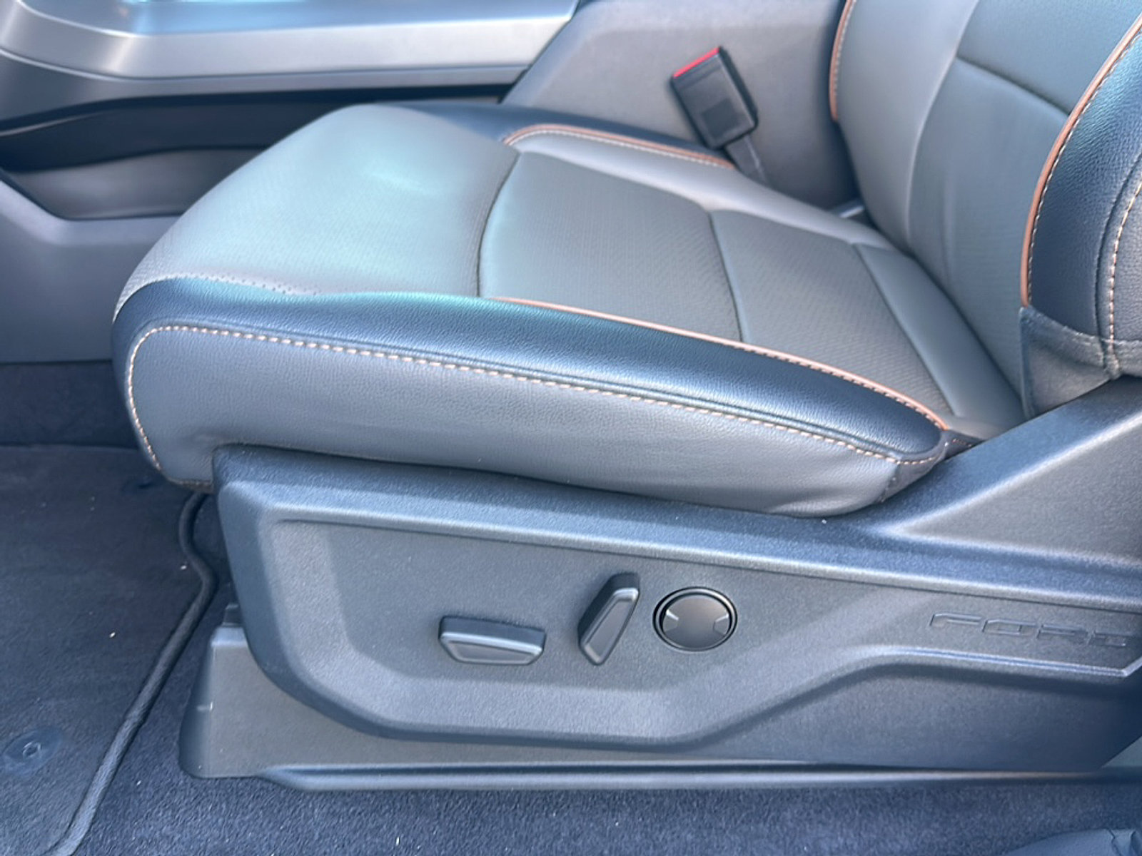 Used 2025 Ford F150 Lariat w/ Equipment Group 501A Mid image 15