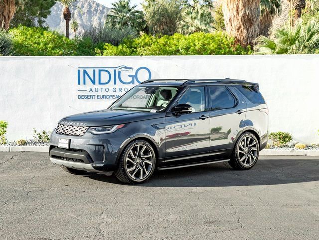 Used 2025 Land Rover Discovery S image 1