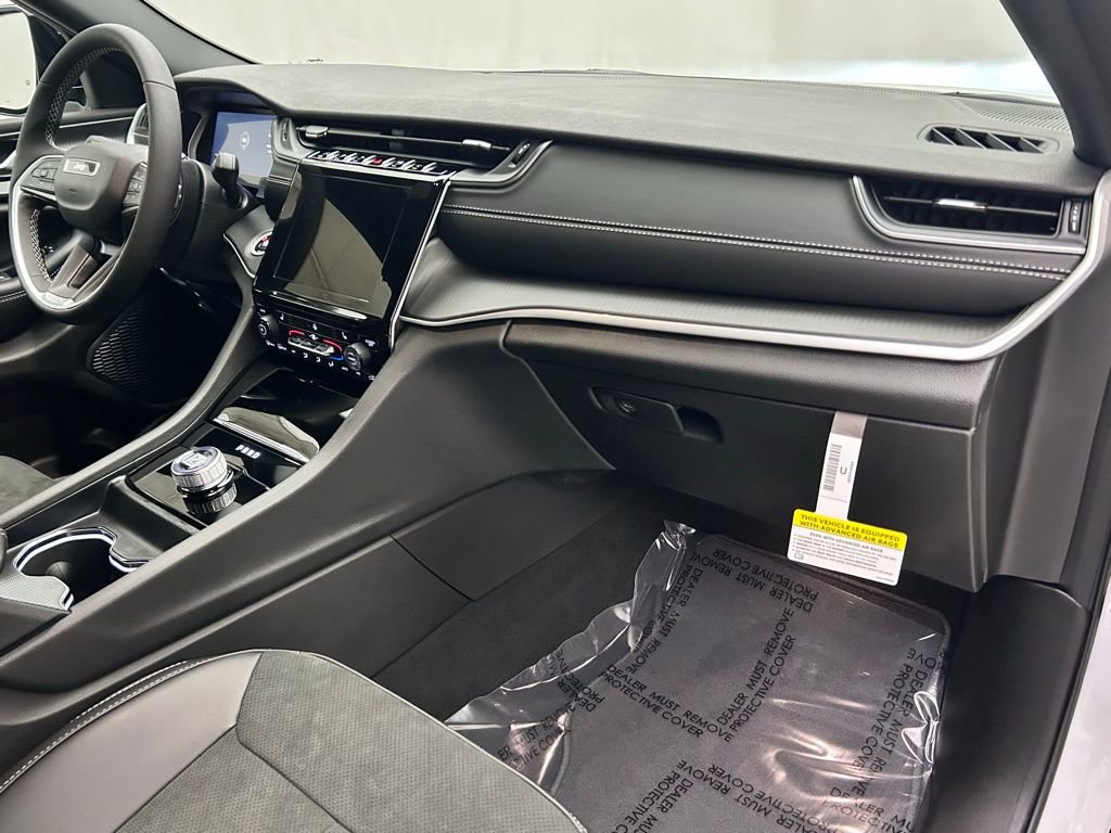 New 2025 Jeep Grand Cherokee Altitude image 18