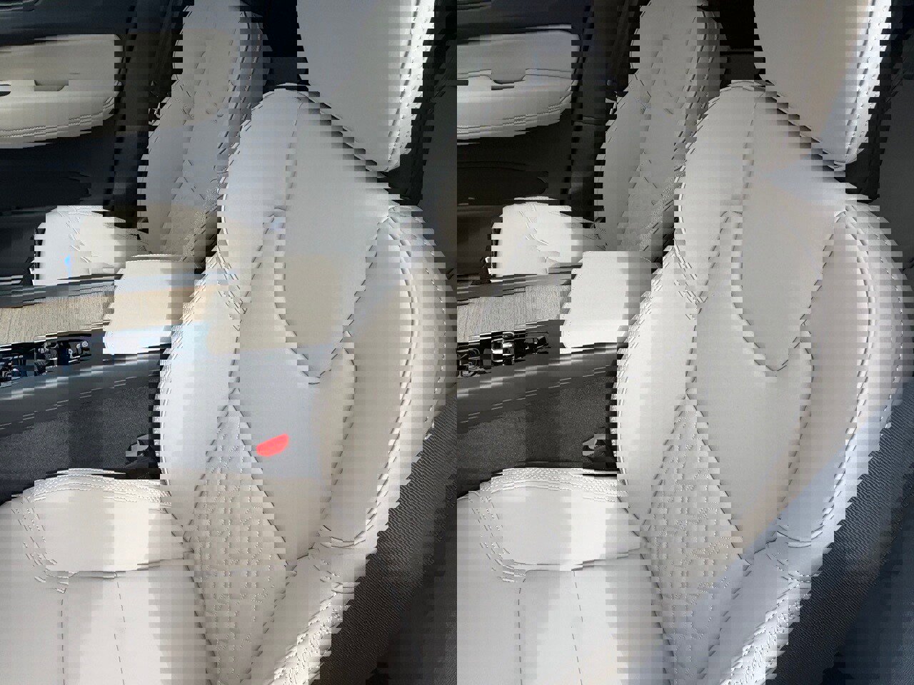 New 2026 Volvo XC60 B5 Plus w/ Protection Package Premier image 17