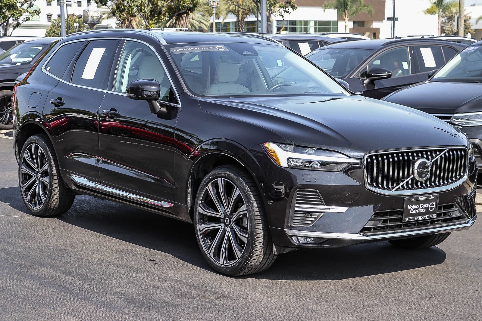 Used 2023 Volvo XC60 B5 Ultimate w/ Climate Package FWD image 3