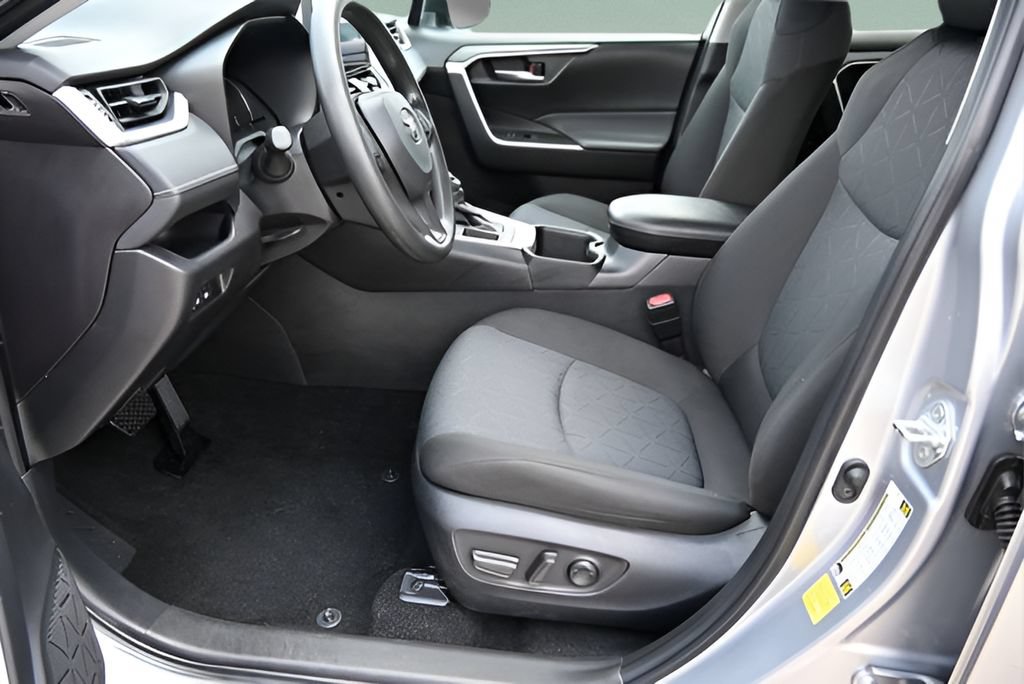 Used 2025 Toyota RAV4 XLE FWD image 11