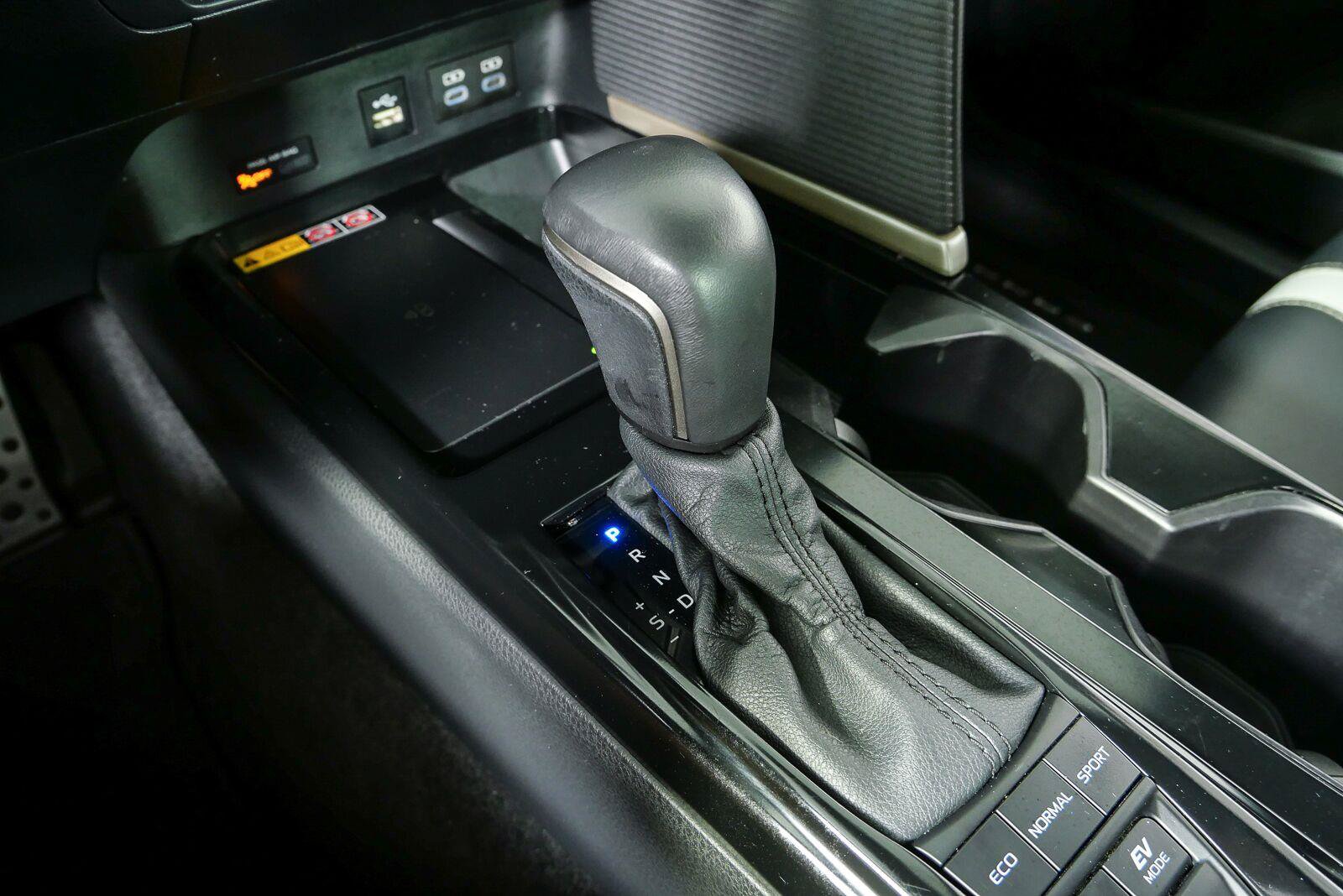 Used 2025 Toyota Camry SE w/ Convenience Package FWD image 16