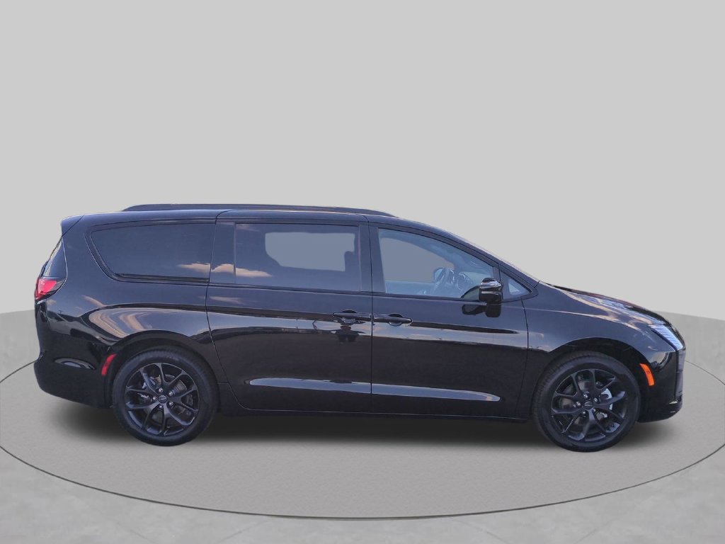 New 2027 Chrysler Pacifica Limited FWD image 3