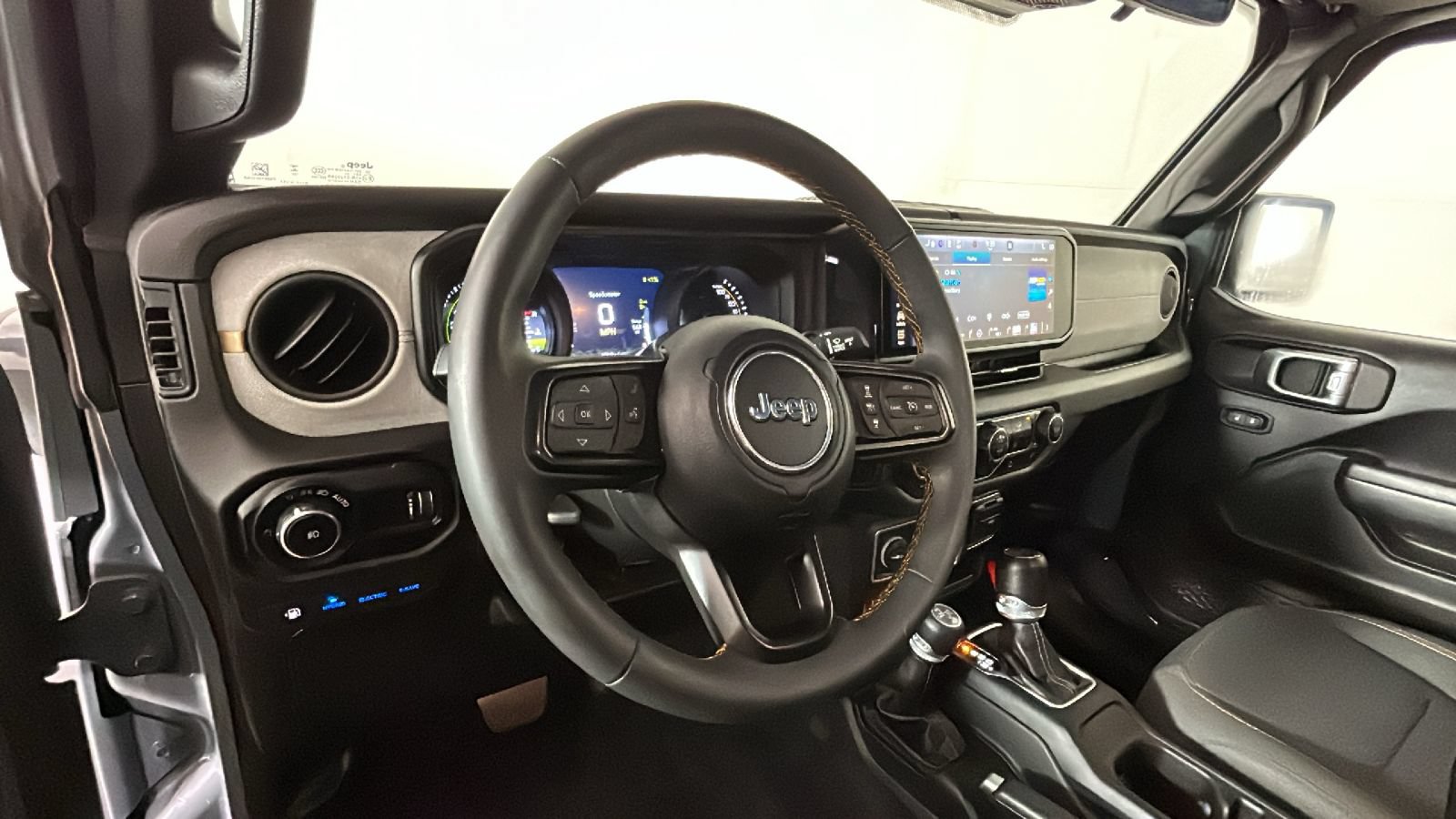Used 2024 Jeep Wrangler Unlimited AWD/4WD image 14