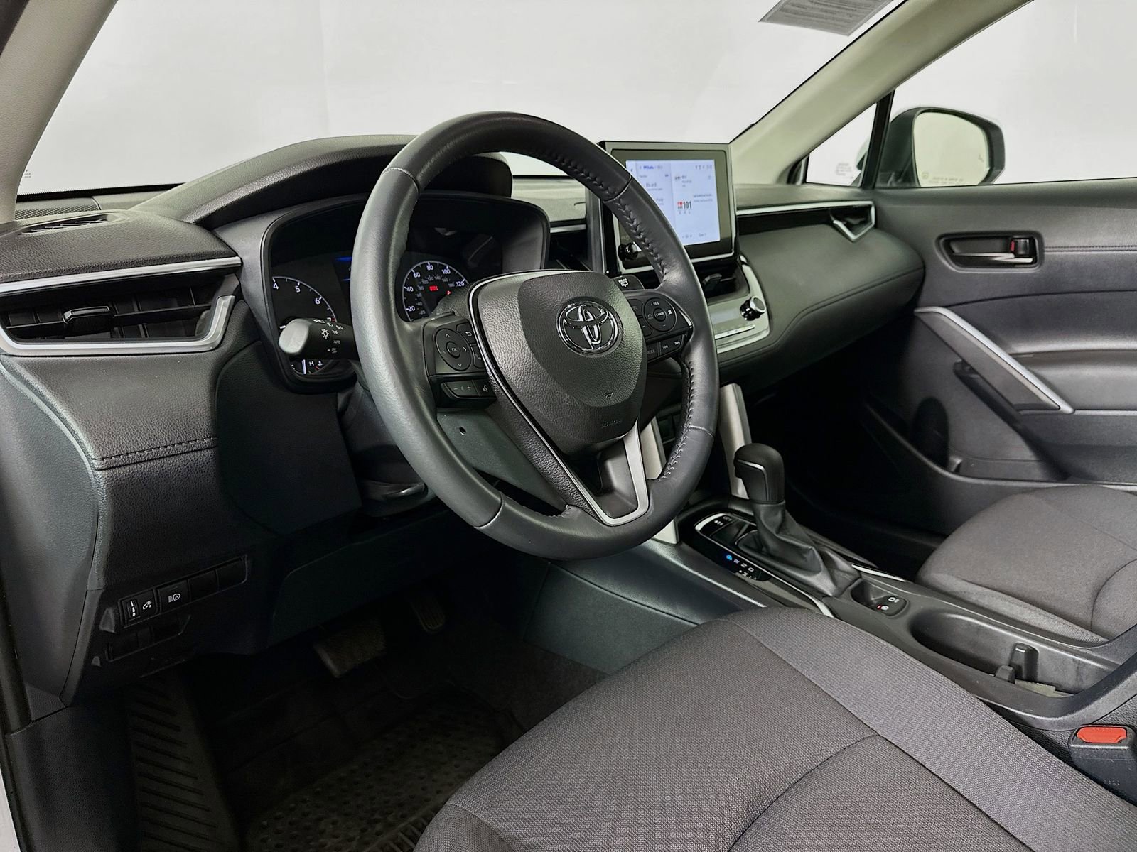 Certified 2024 Toyota Corolla Cross LE image 9