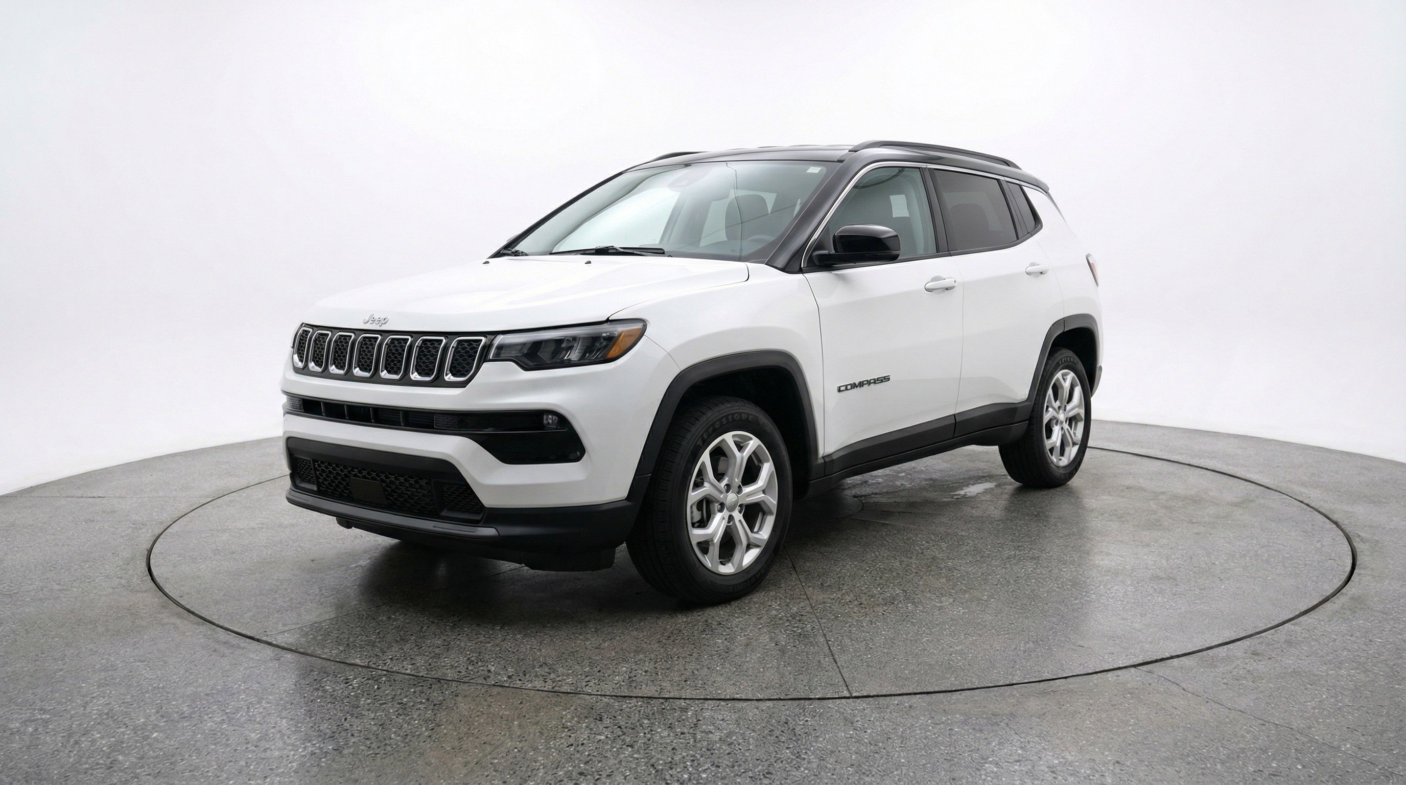 Used 2025 Jeep Compass Latitude image 3