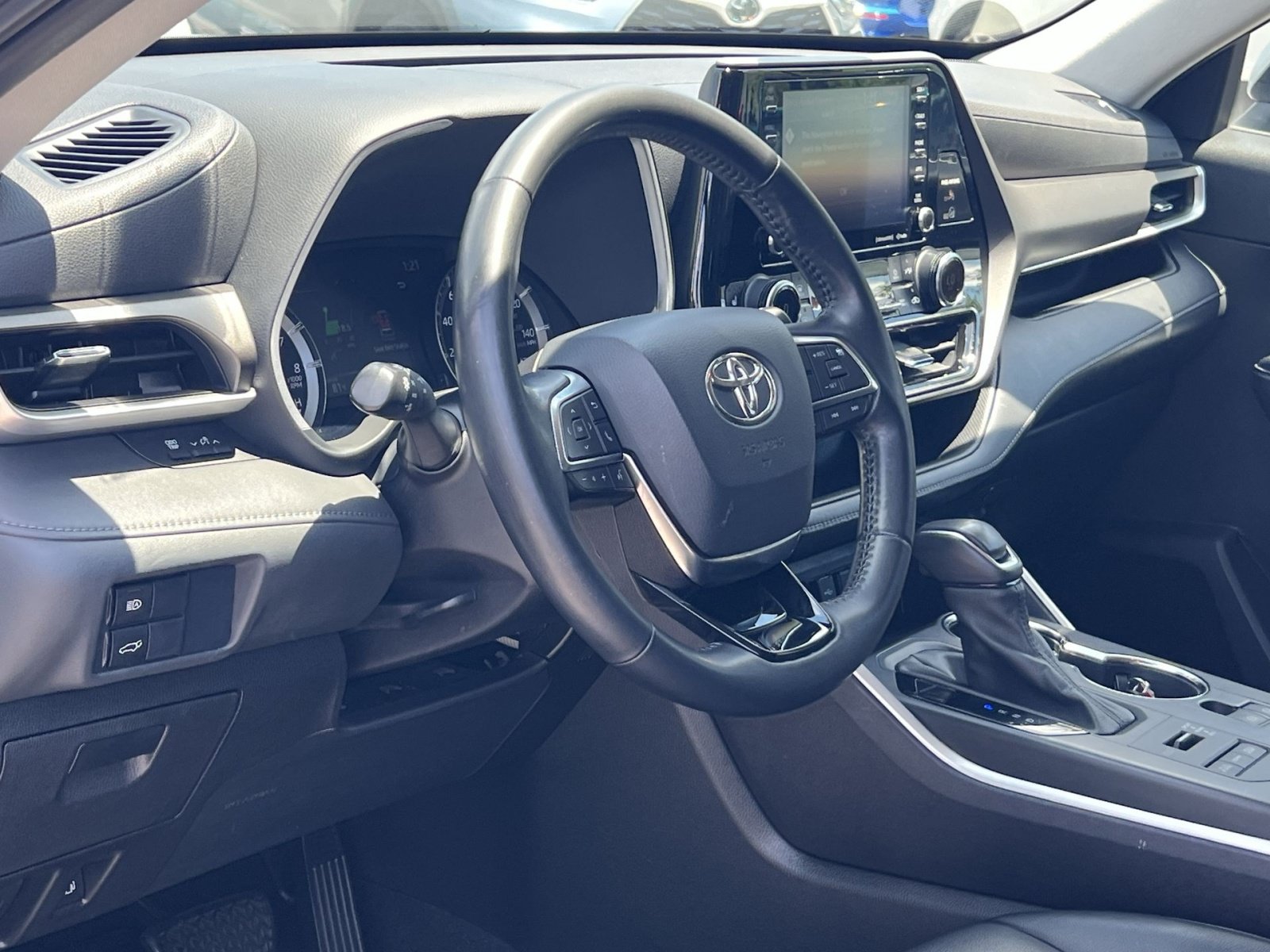 Used 2021 Toyota Highlander XLE AWD/4WD image 16