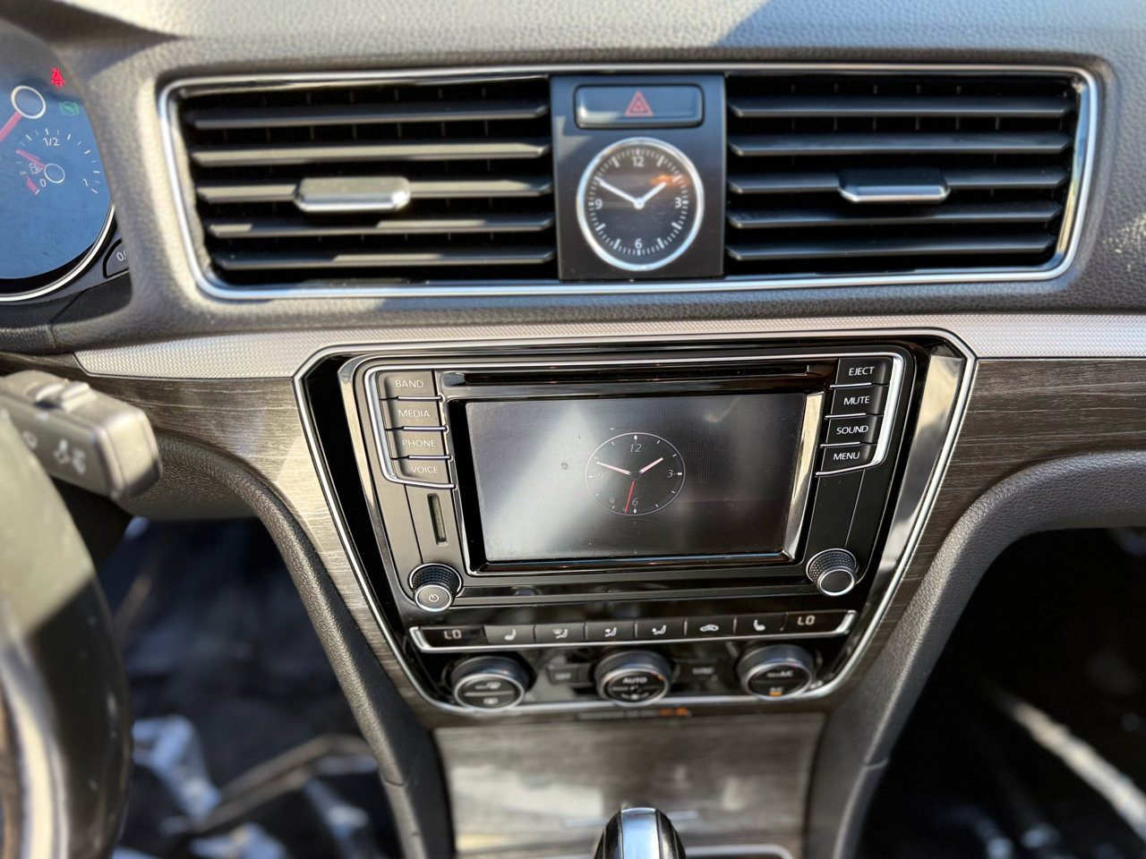 Used 2017 Volkswagen Passat 1.8T SE image 22