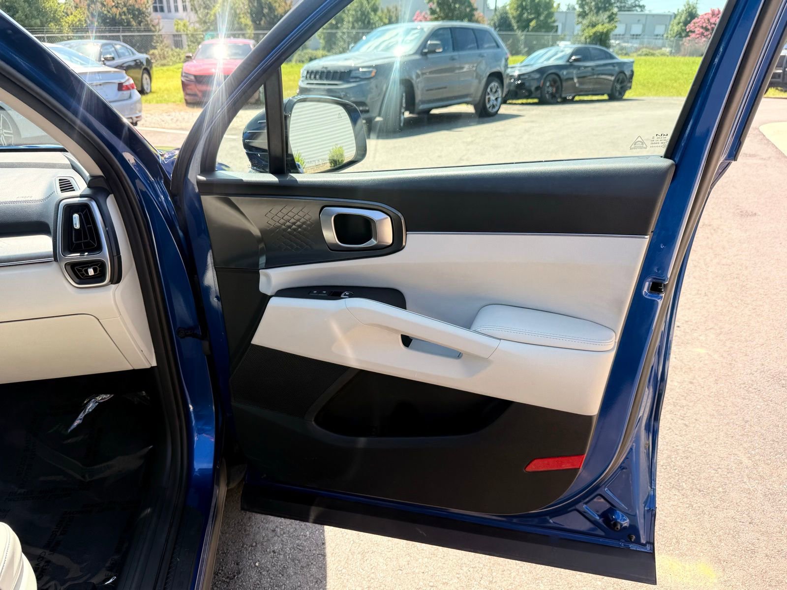 Used 2023 Kia Sorento S w/ Panoramic Sunroof Package image 13