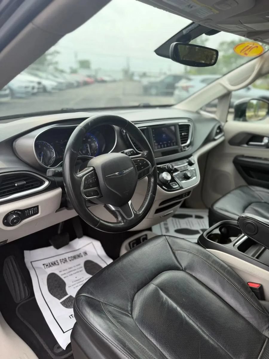 Used 2020 Chrysler Pacifica Touring-L FWD image 10