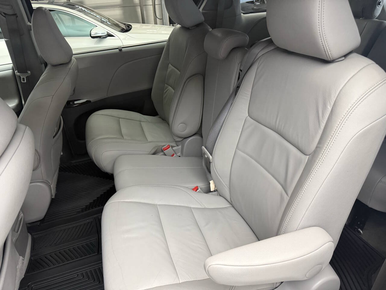 Used 2015 Toyota Sienna XLE w/ XLE Navigation Package FWD image 18