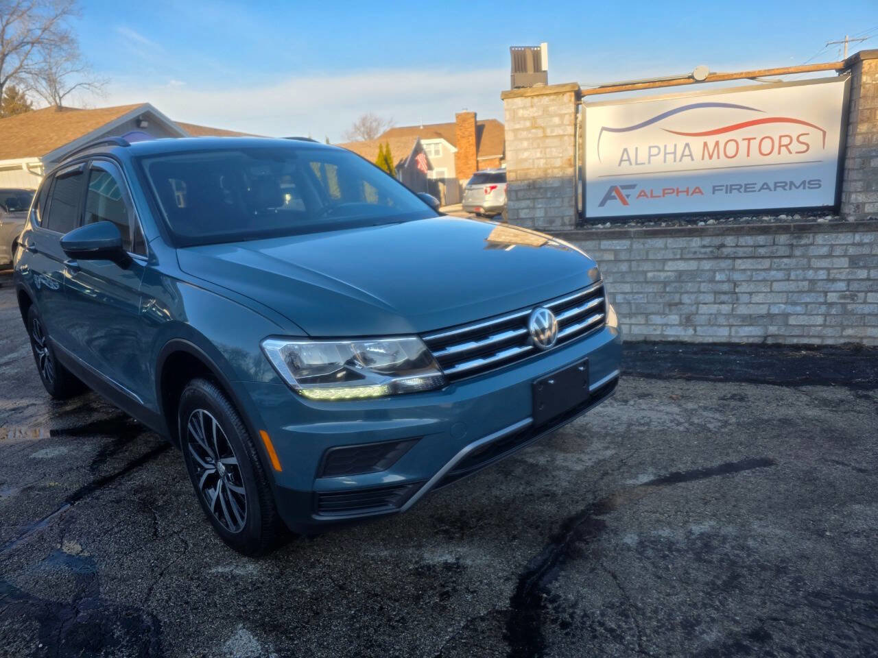 Used 2021 Volkswagen Tiguan SE 4dr SUV image 1