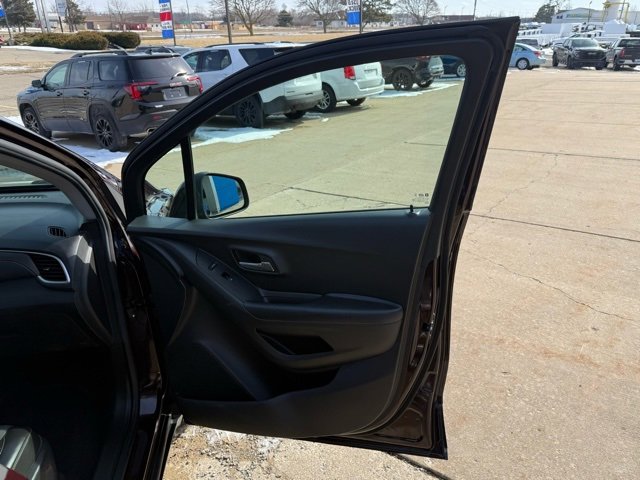 Used 2022 Chevrolet Trax LT w/ LT Convenience Package image 16