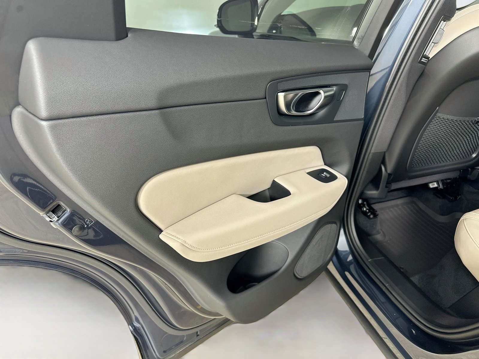 New 2027 Volvo XC60 B5 Plus AWD/4WD image 36