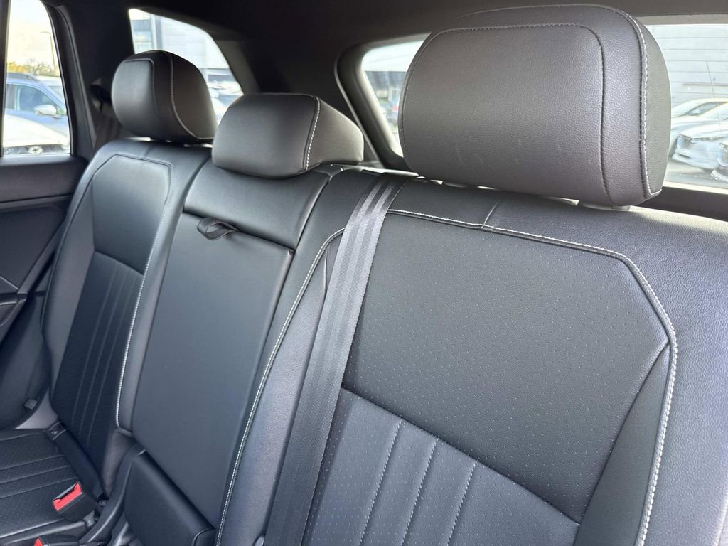 Used 2022 Volkswagen Tiguan SE R-Line image 15