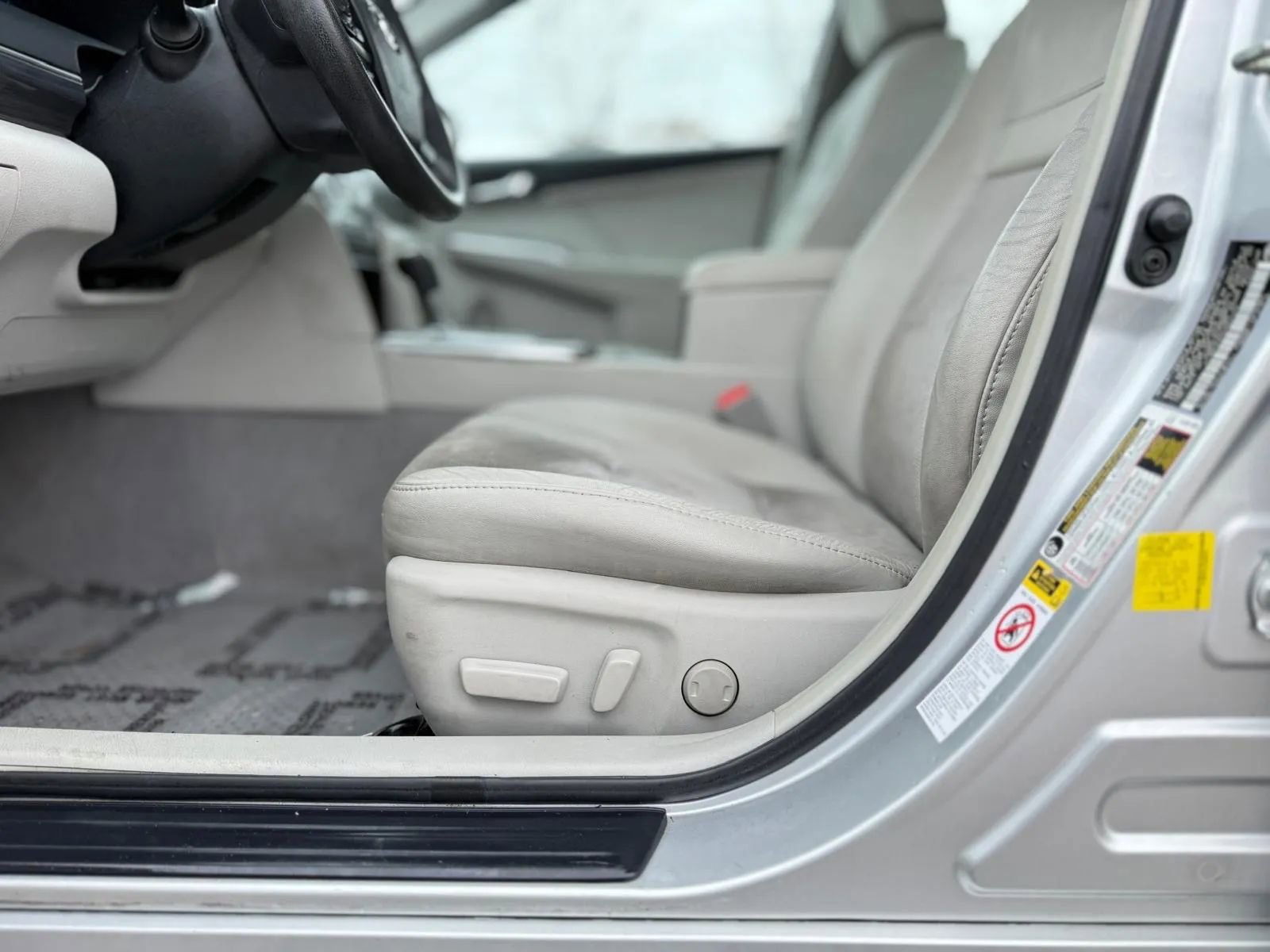 Used 2012 Toyota Camry XLE w/ Leather Pkg image 19