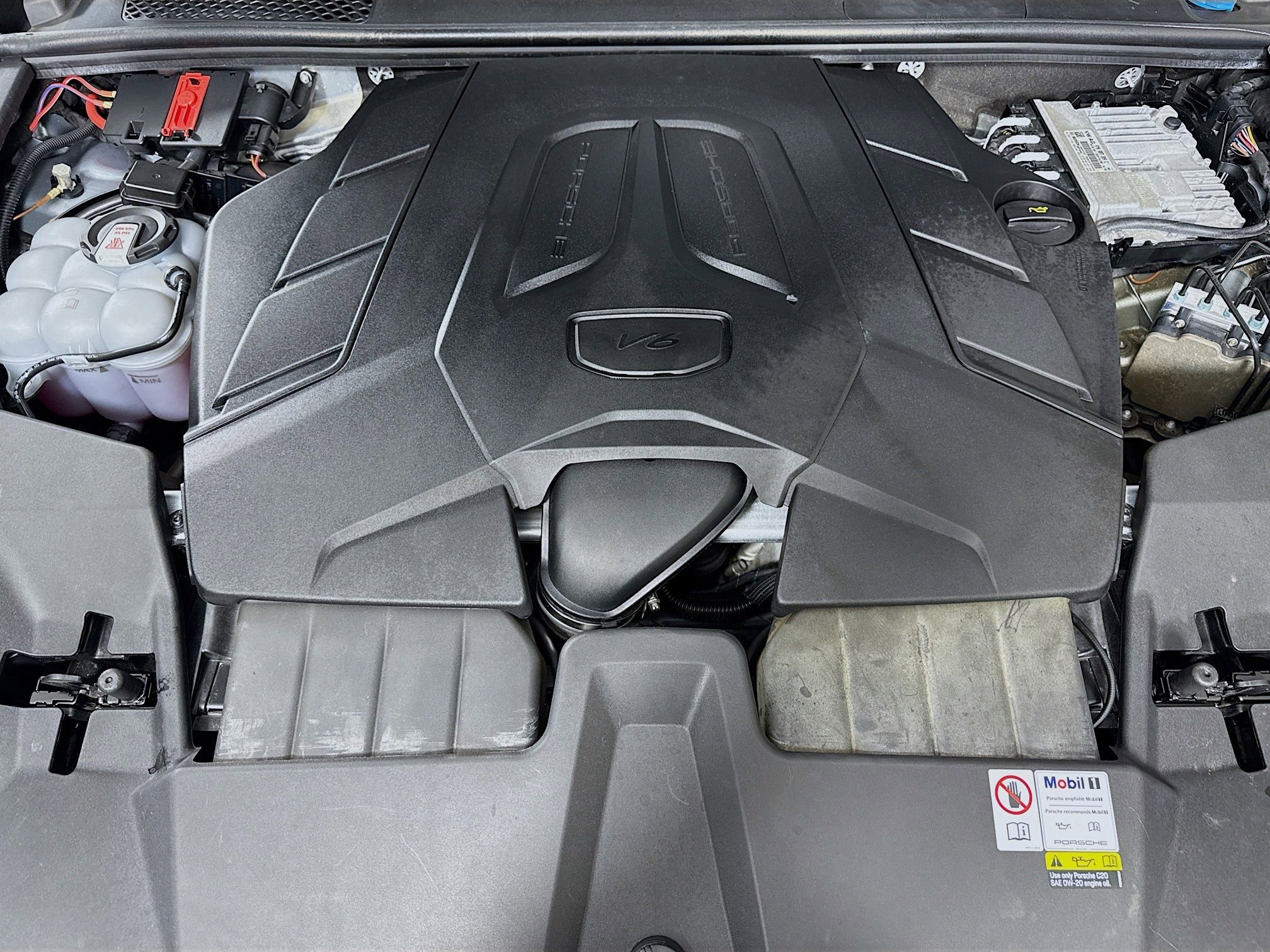 Certified 2024 Porsche Cayenne AWD/4WD image 29
