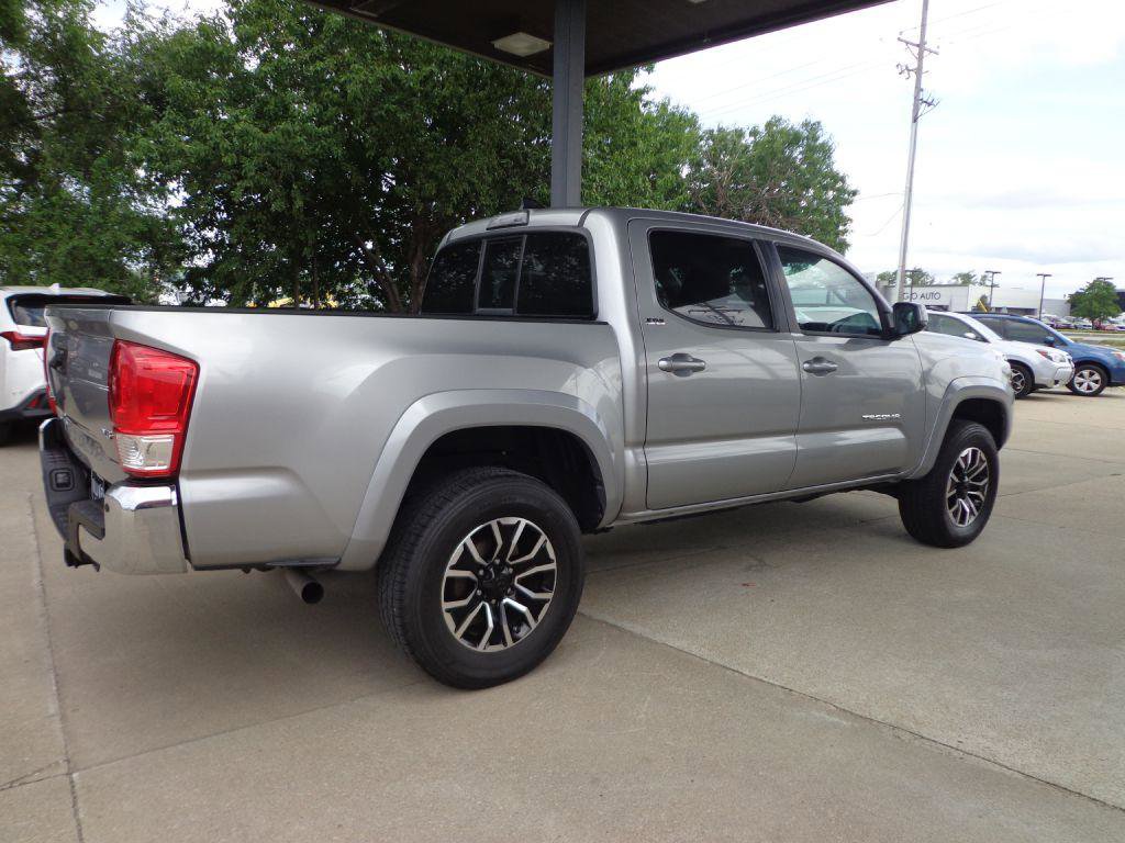 Used 2017 Toyota Tacoma 4x4 Double Cab image 4
