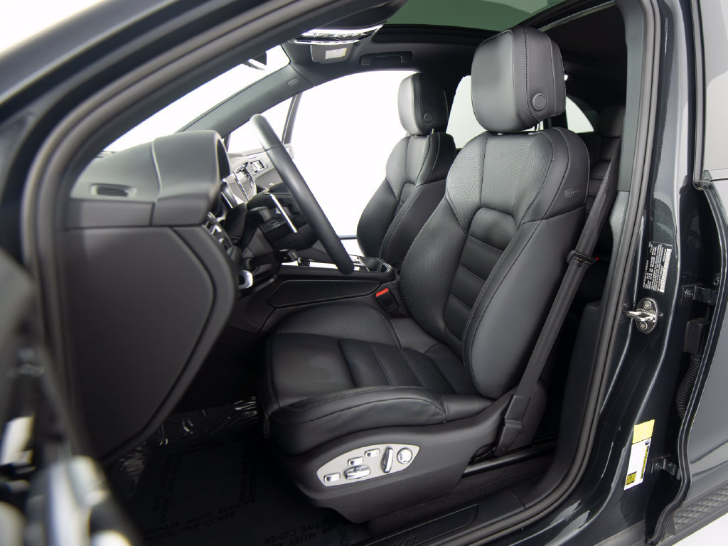 Certified 2026 Porsche Macan AWD/4WD image 5