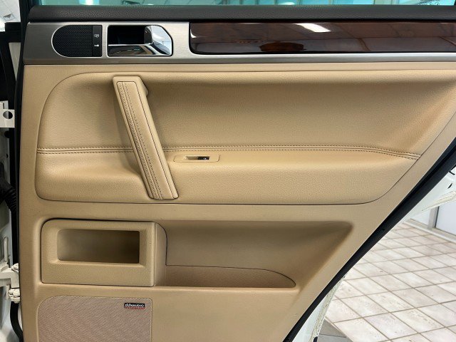 Used 2009 Volkswagen Touareg VR6 image 38