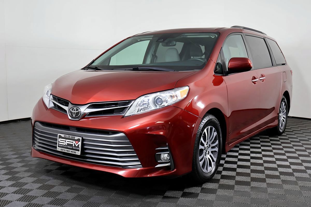 Used 2018 Toyota Sienna XLE w/ XLE Navigation Package FWD image 3