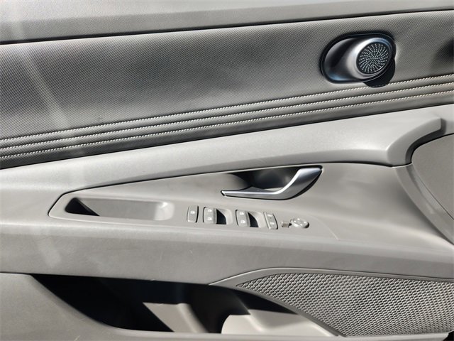 Used 2025 Hyundai Elantra SEL image 17