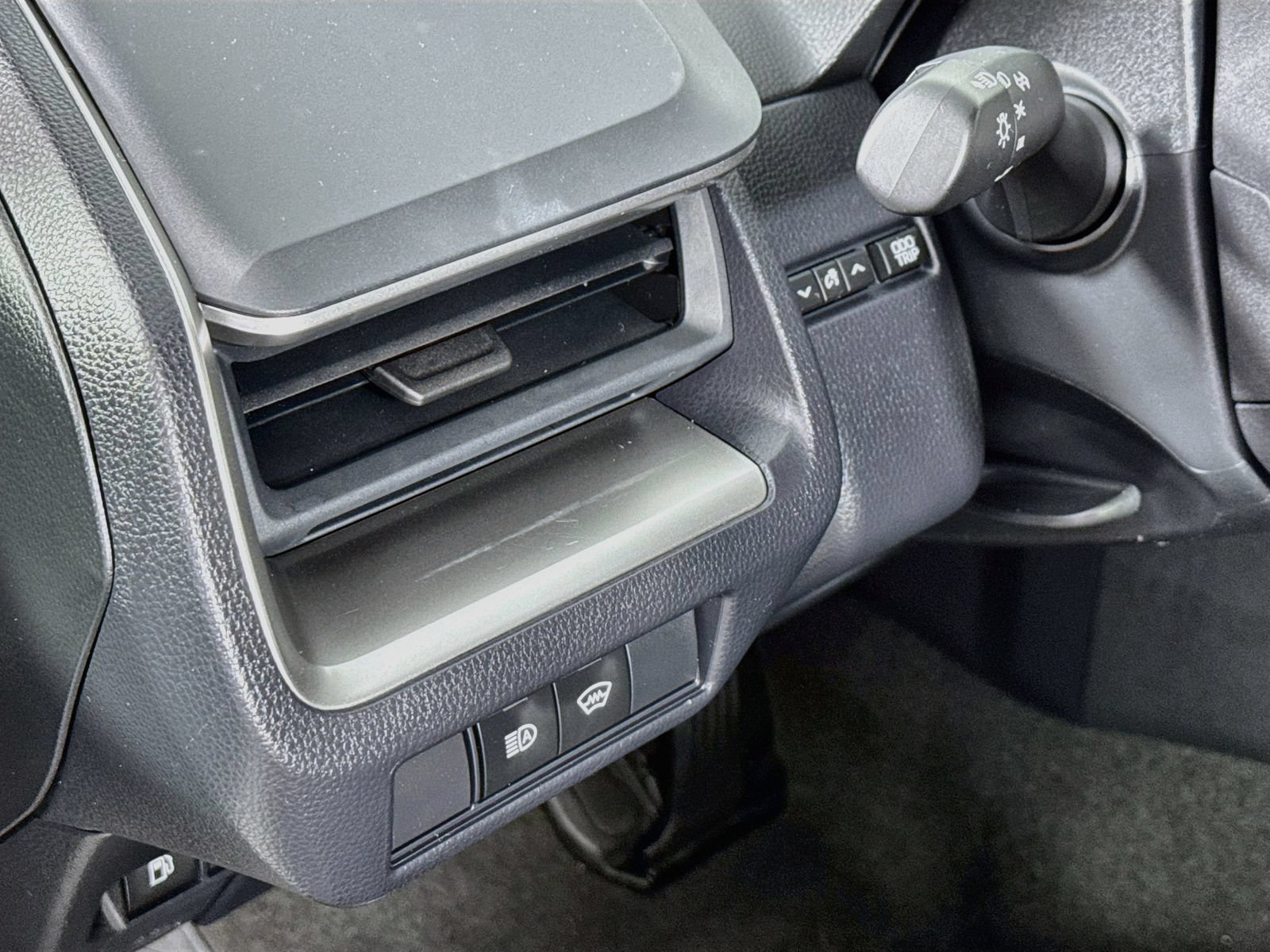 Certified 2025 Toyota Prius LE FWD image 7