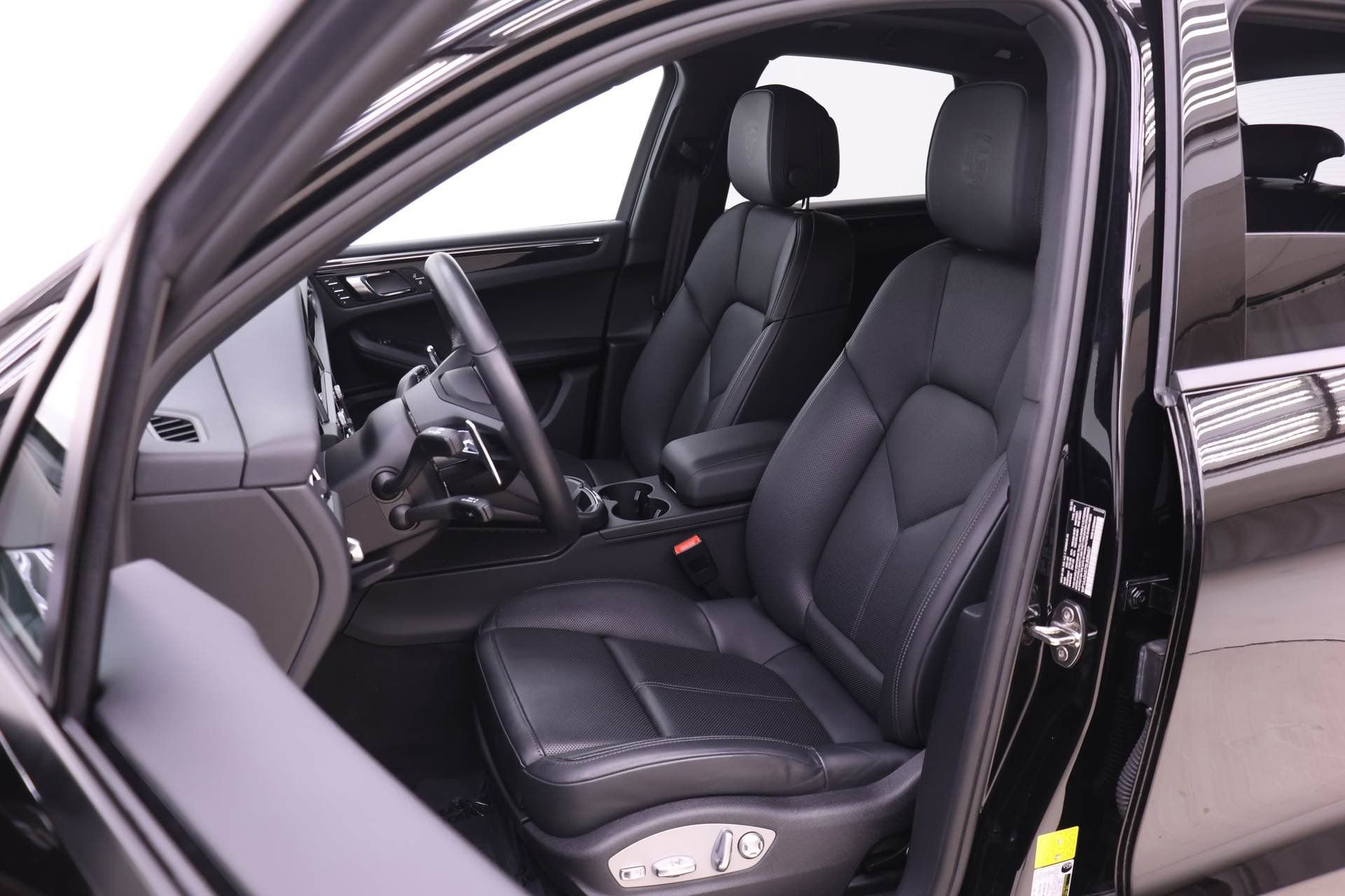 Used 2025 Porsche Macan AWD/4WD image 5