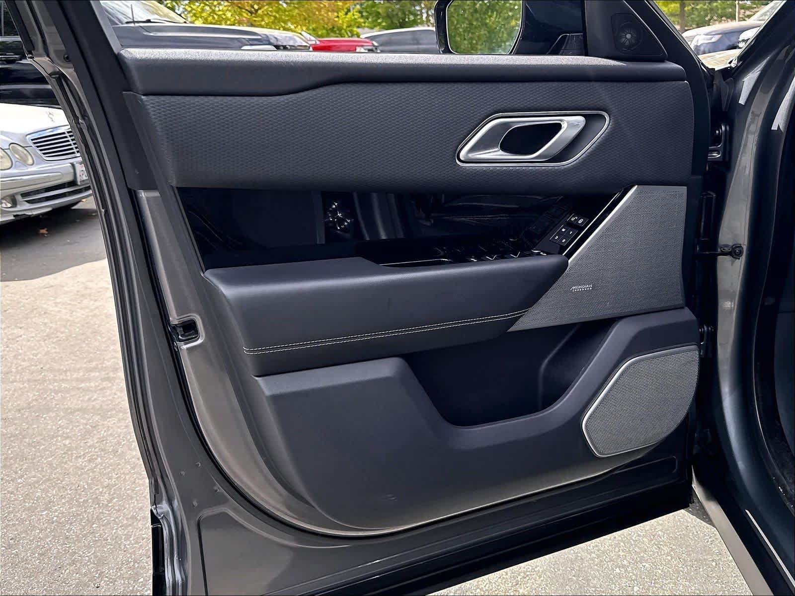 Used 2019 Land Rover Range Rover Velar R-Dynamic SE AWD/4WD image 23