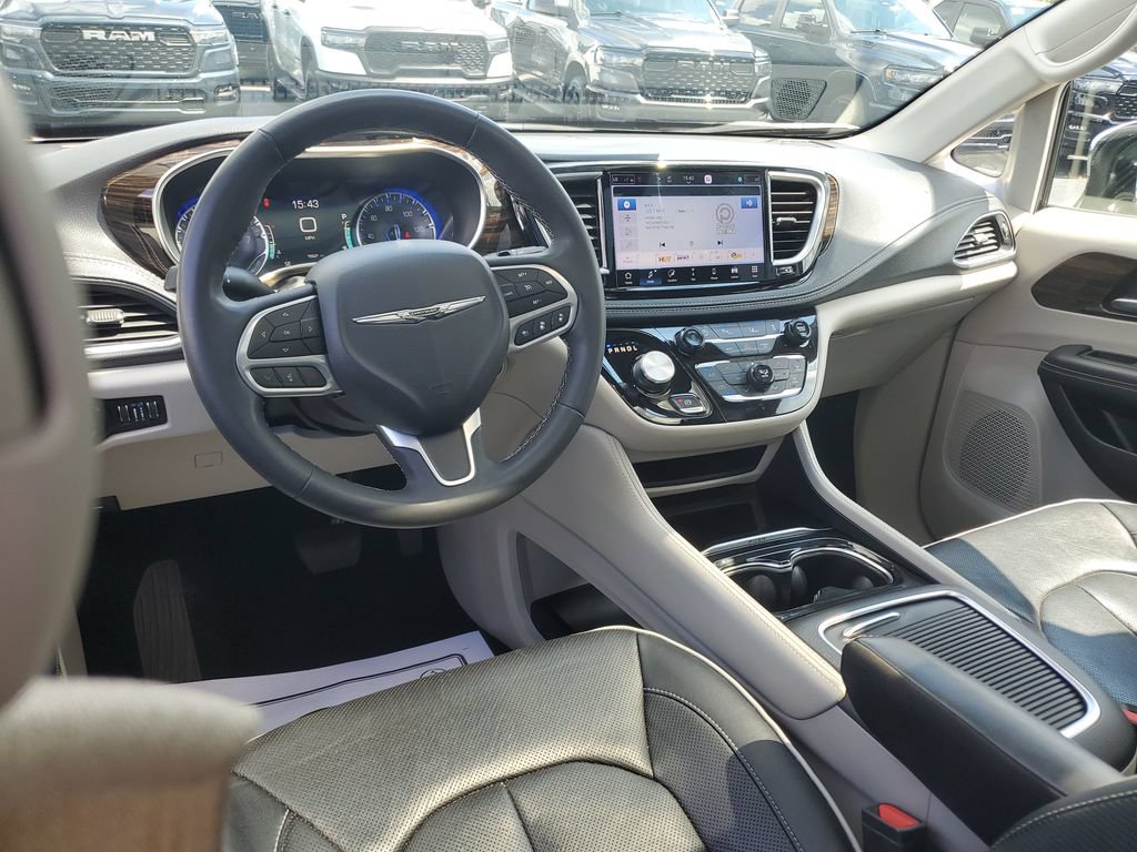 Certified 2023 Chrysler Pacifica Limited FWD image 10
