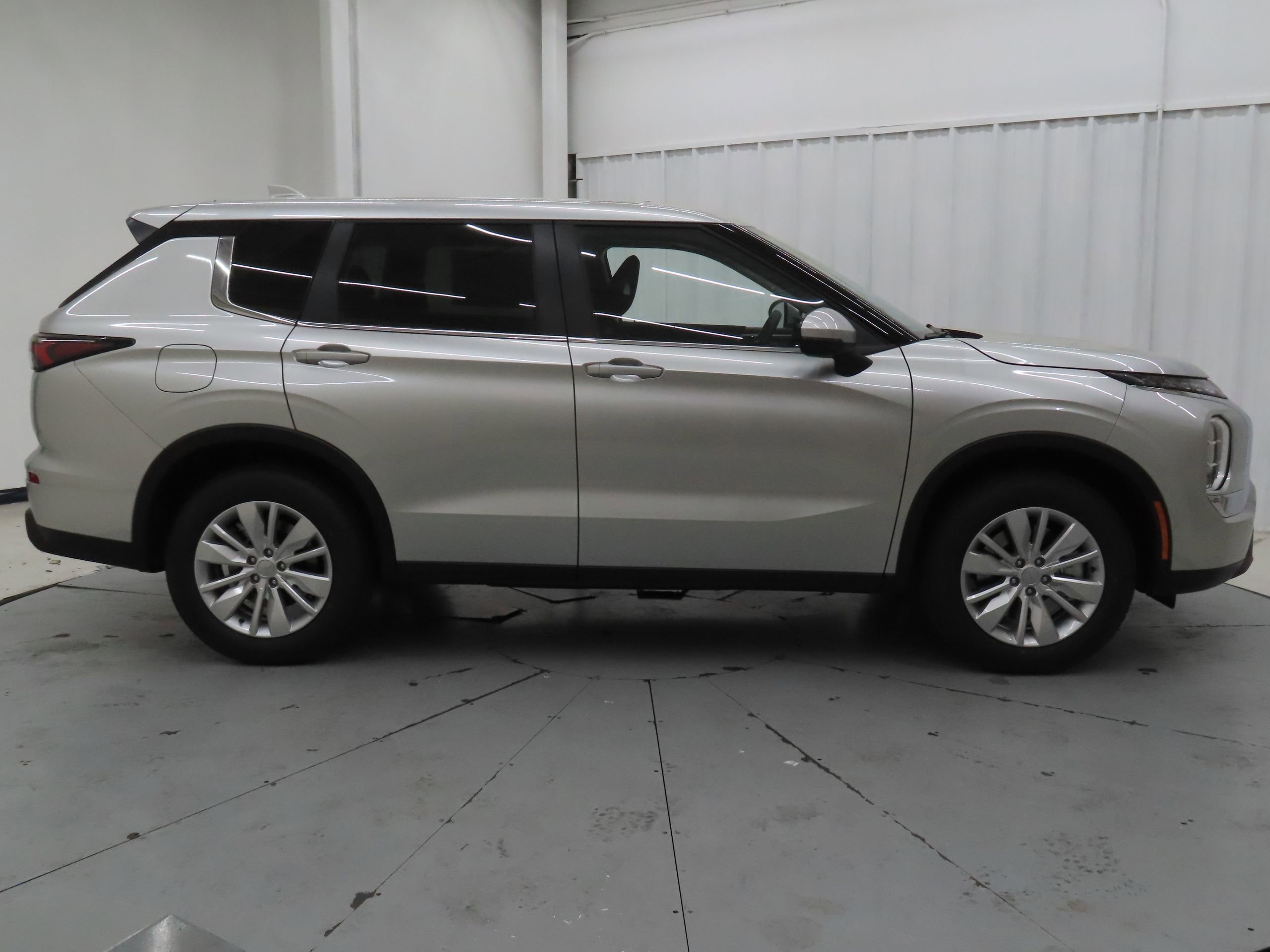 New 2026 Mitsubishi Outlander ES image 2