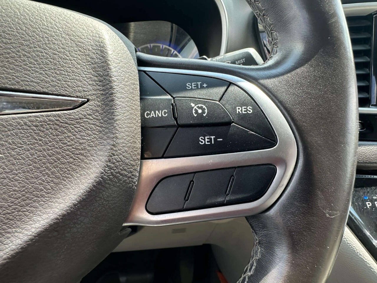 Used 2017 Chrysler Pacifica Touring-L FWD image 25