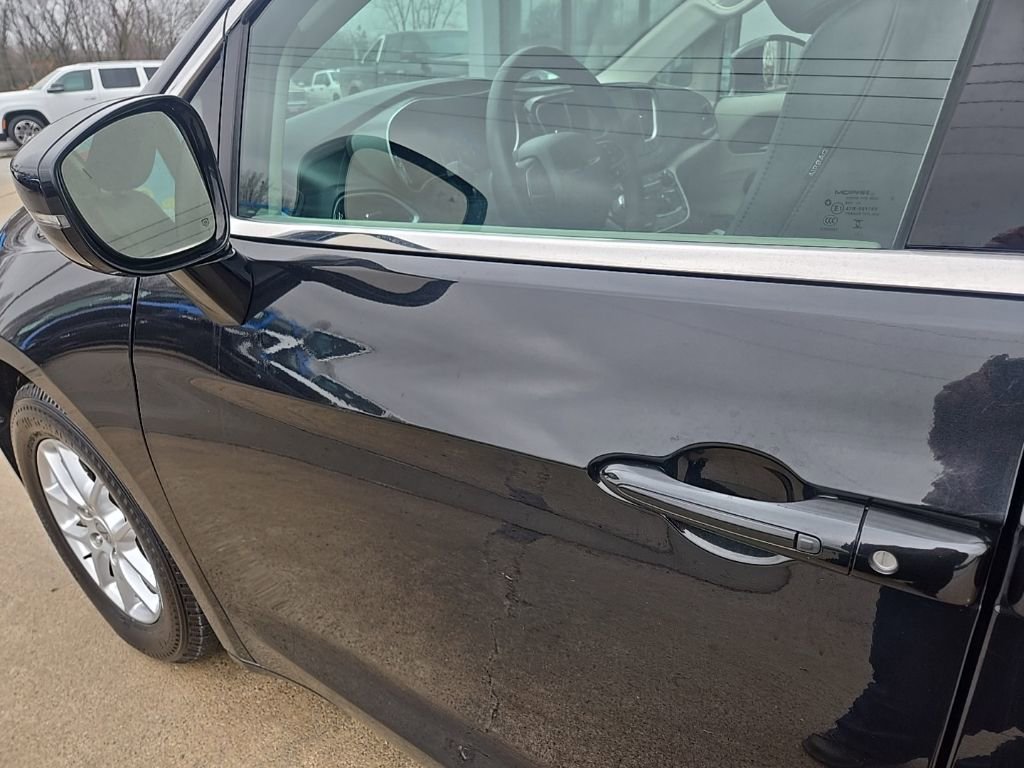 Used 2024 Chrysler Pacifica Touring-L FWD image 25